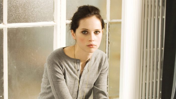 Rogue One | Cachê de Felicity Jones foi semelhante ao de Harrison Ford