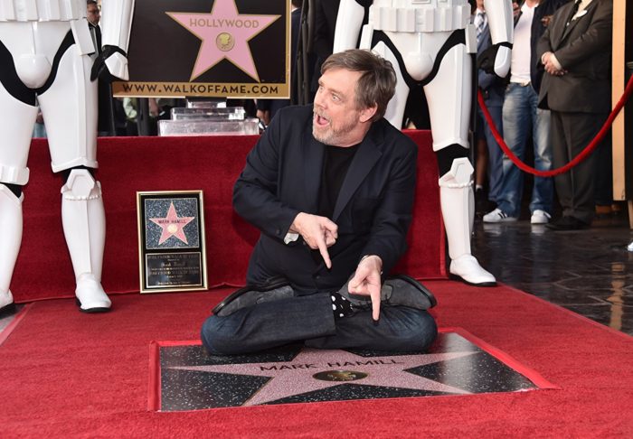 Mark Hamill é coroado com uma estrela na calçada da fama