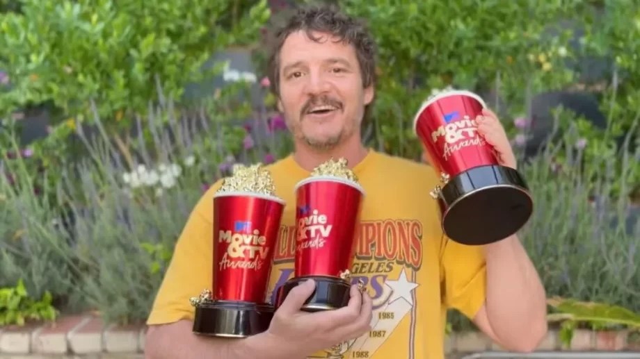 Pedro Pascal recebe prêmio de Melhor Herói no MTV Awards