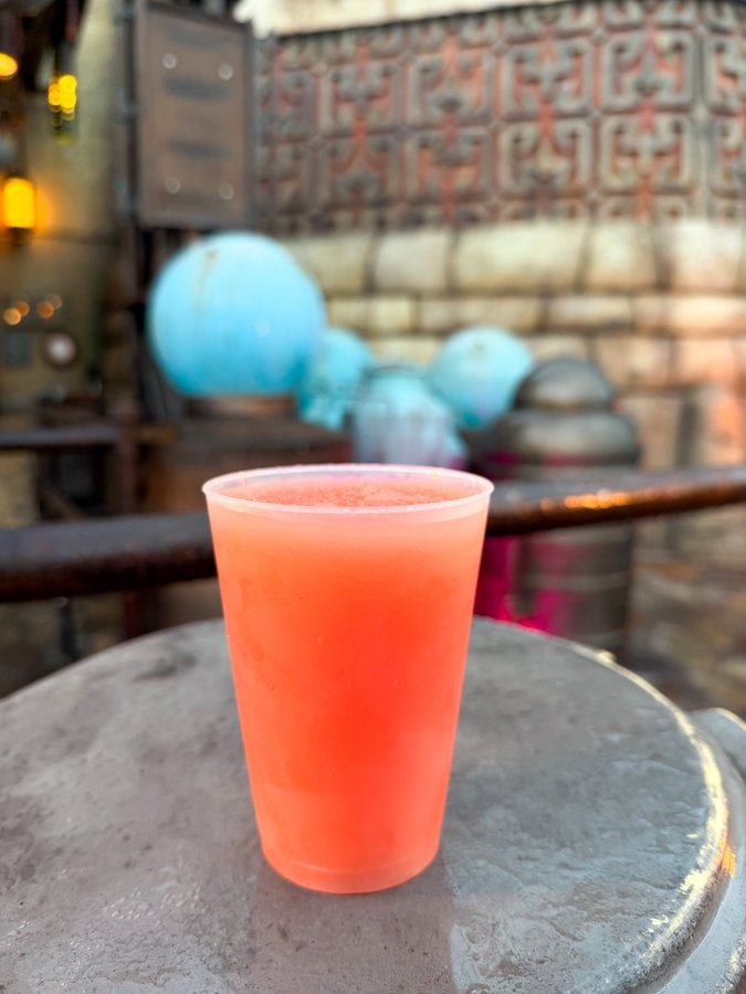 A Força agora é… pink? O polêmico Leite Rosa chegou à Star Wars: Galaxy’s Edge!