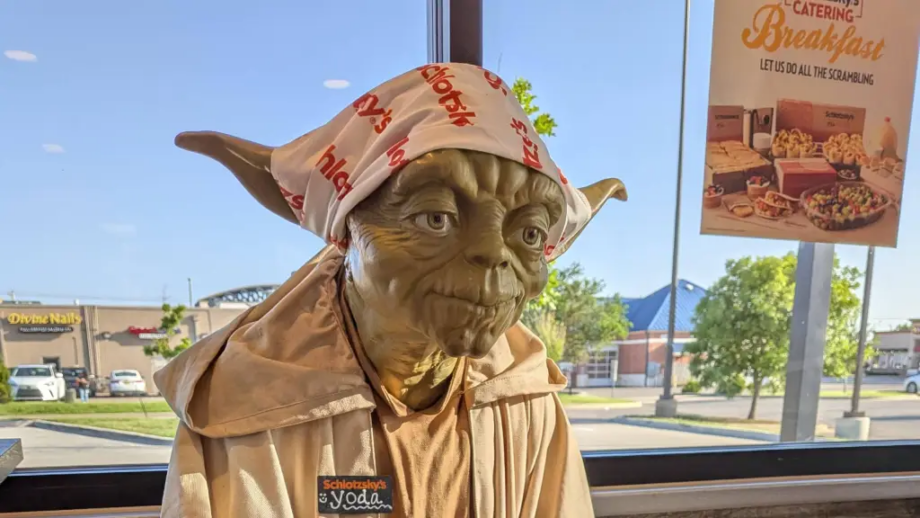 O Mestre Jedi do Fast-Food: A Estátua do Yoda Que Sobreviveu 27 Anos em uma Lanchonete!